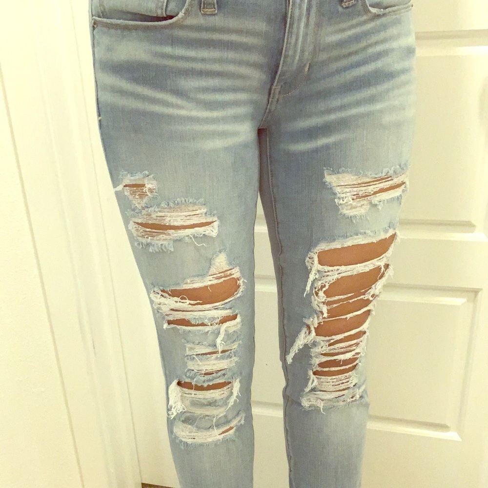 Distressed American Eagle jeans size 2 Reg